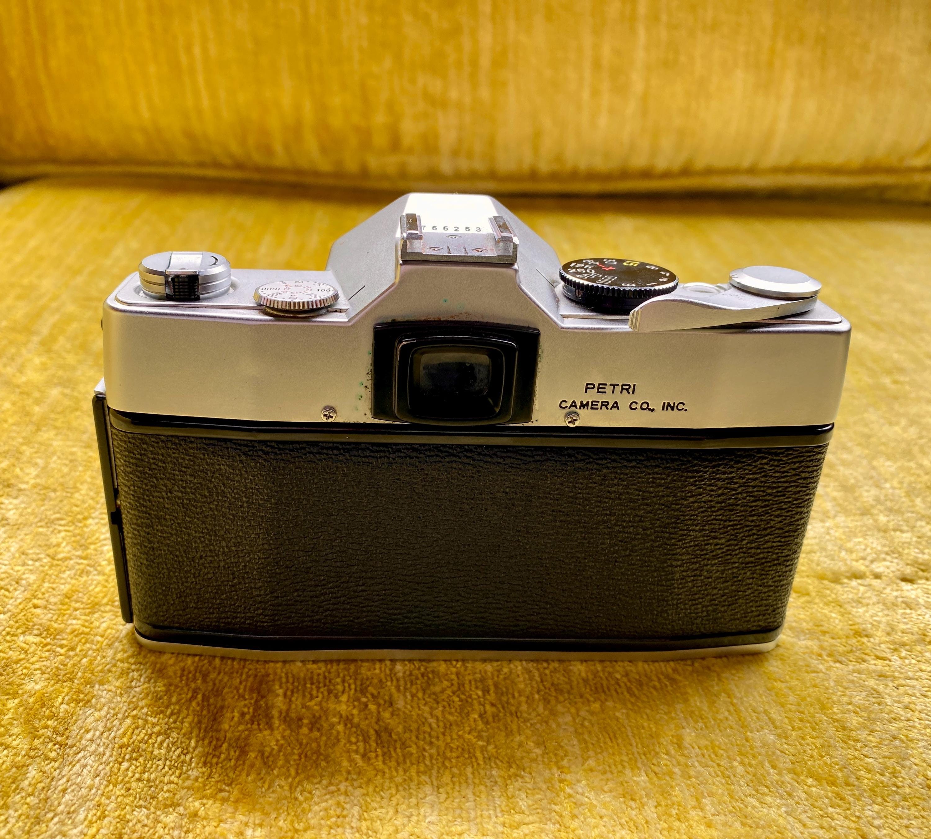 1970年代のヴィンテージ Petri FT 35 mm フィルムカメラ（革製ケース