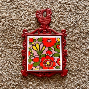 Vintage (1970s) Retro Flower Power Floral Ceramic & Cast Iron Trivet | Serving Utensil | Vintage Kitchen Accessories [Pre-Owned]