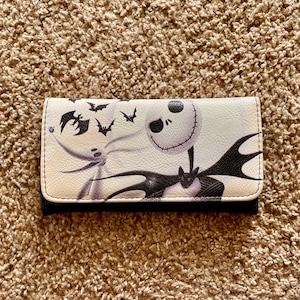 Cartera Loungefly de Jack Skellington y Zero de "Pesadilla antes de Navidad" de Disney / 15 x 10 cm de cuero vegano con cierre magnético [Usada]