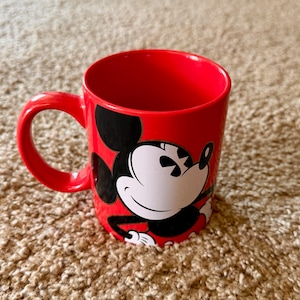 K&ouml;nnte beinhalten: Ein Set aus drei Keramikbechern mit gesprenkelter, matter Oberfl&auml;che. Jeder Becher hat eine andere Farbe: Hellblau, Creme und Grau. Die Becher haben ein schlichtes, modernes Design und einen bequemen Griff.