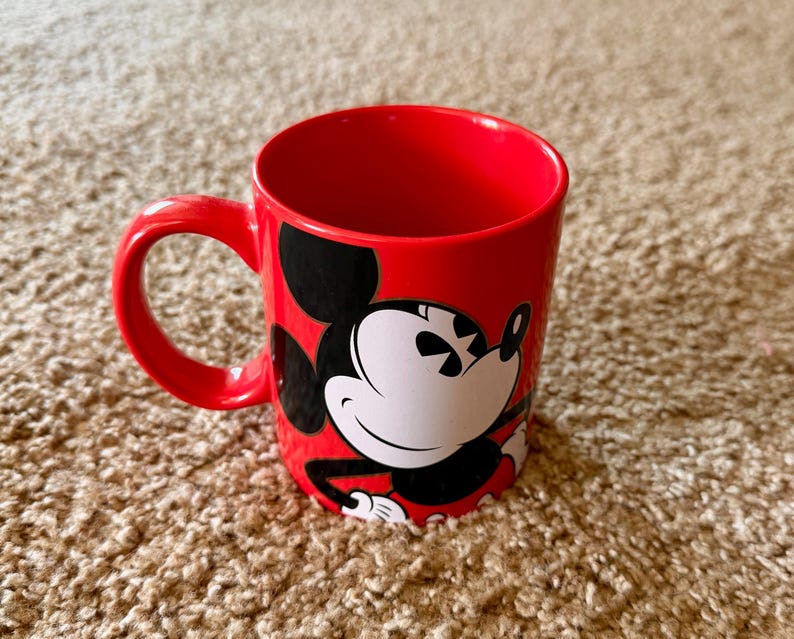 K&ouml;nnte beinhalten: Ein Set aus drei Keramikbechern mit gesprenkelter, matter Oberfl&auml;che. Jeder Becher hat eine andere Farbe: Hellblau, Creme und Grau. Die Becher haben ein schlichtes, modernes Design und einen bequemen Griff.