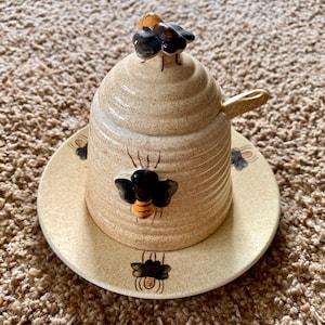 Vintage Beehive Speckled Ceramic Honey Jar / Pot, Dipper & Saucer Set with Bee Design | Honey Bee Kitchenware [Pre-Owned / Complete]