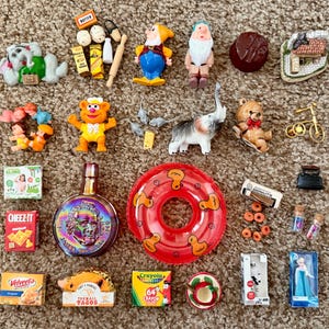 Vintage prydnadssaker och miniatyrer - Dockhus, prydnadshyllor, skrivarfackfynd