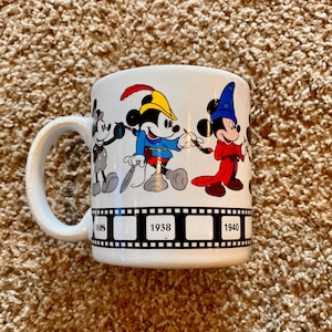 Vintage (jaren 90) Disney keramische koffie-/theemok &#39;Mickey Mouse Through the Years&#39; | Disney-keuken | Mickey Mouse-cadeaus [tweedehands]