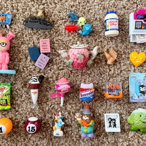 Vintage Dollhouse Miniatures, Collectible Trinkets, Knick-Knacks [Pre-Owned]