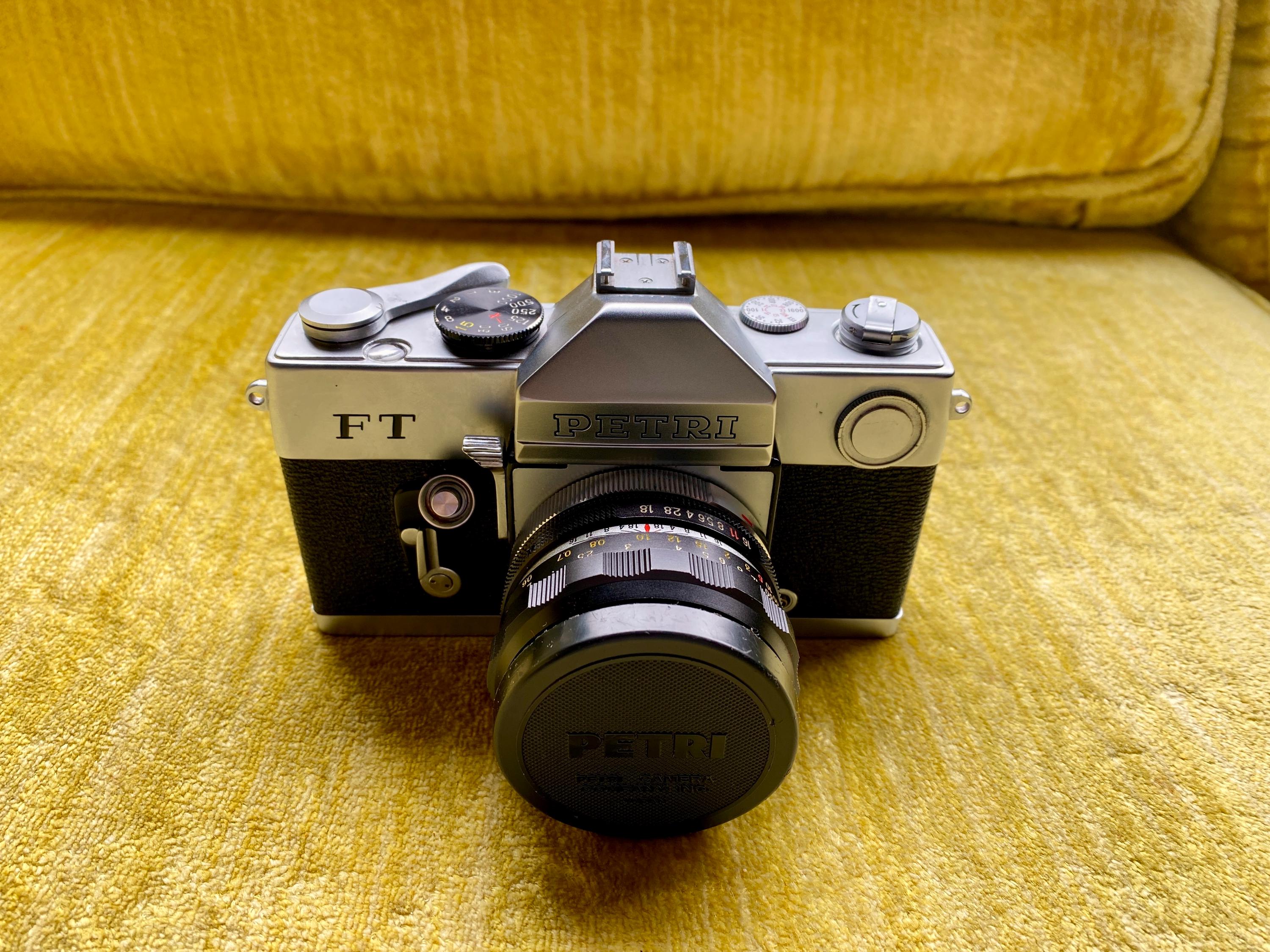 PETRI FT 35mmフィルムカメラ 1970年代のヴィンテージ Petri FT 35 mm フィルムカメラ（革製ケース