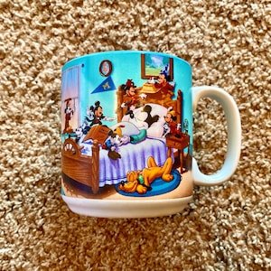 Vintage (jaren 90) Disney keramische koffie-/theemok &#39;Mickey Mouse Through the Years&#39; | Disney-keuken | Mickey Mouse-cadeaus [tweedehands]
