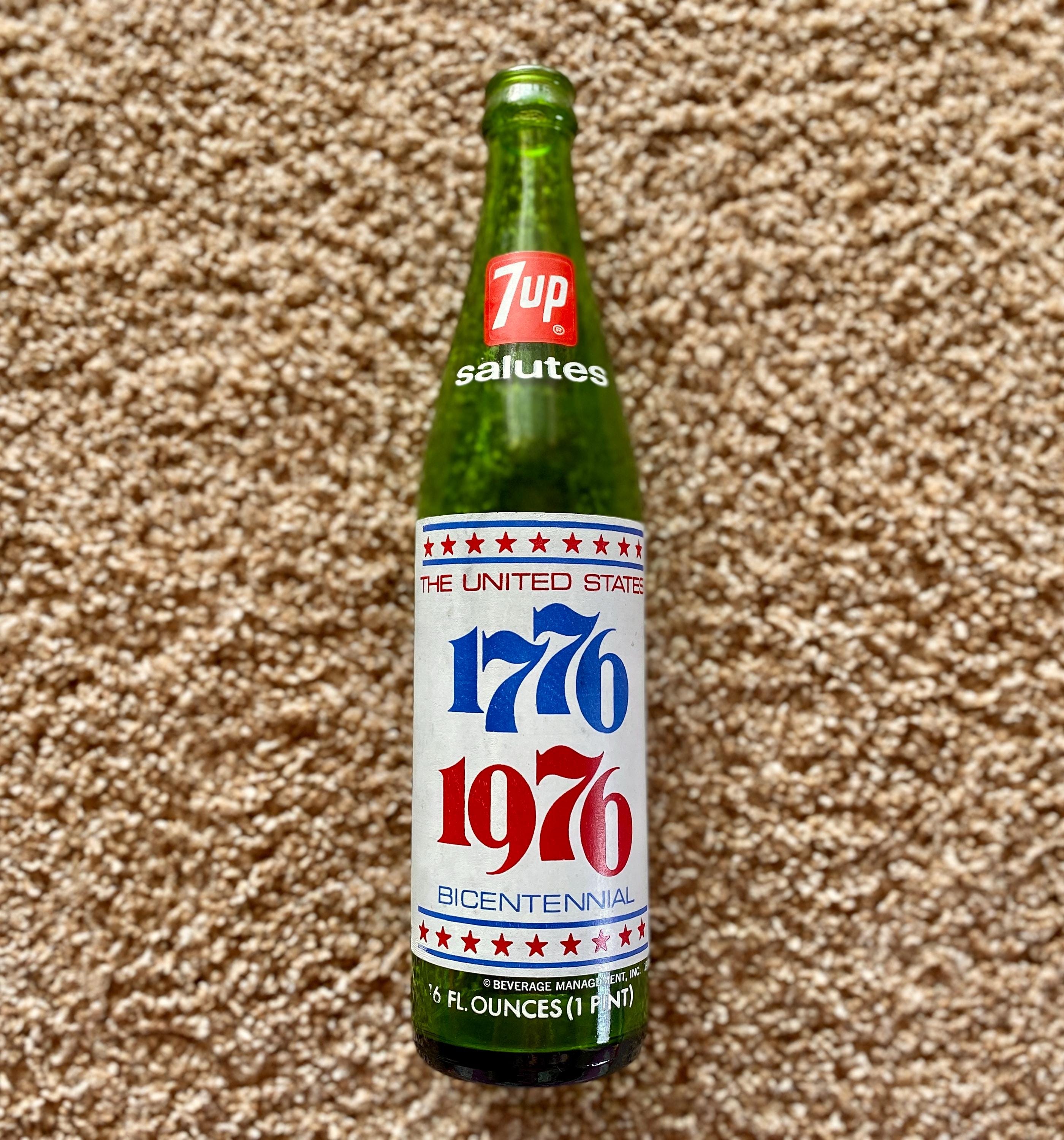 Vintage (1976) 7up Salutes Bicentennial Commemorative Glass Bottle