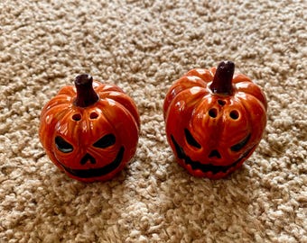 Mini salero y pimentero de calabaza: Decoración de cocina de Halloween [Usado]