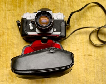 1970年代のヴィンテージ Petri FT 35 mm フィルムカメラ（革製ケース