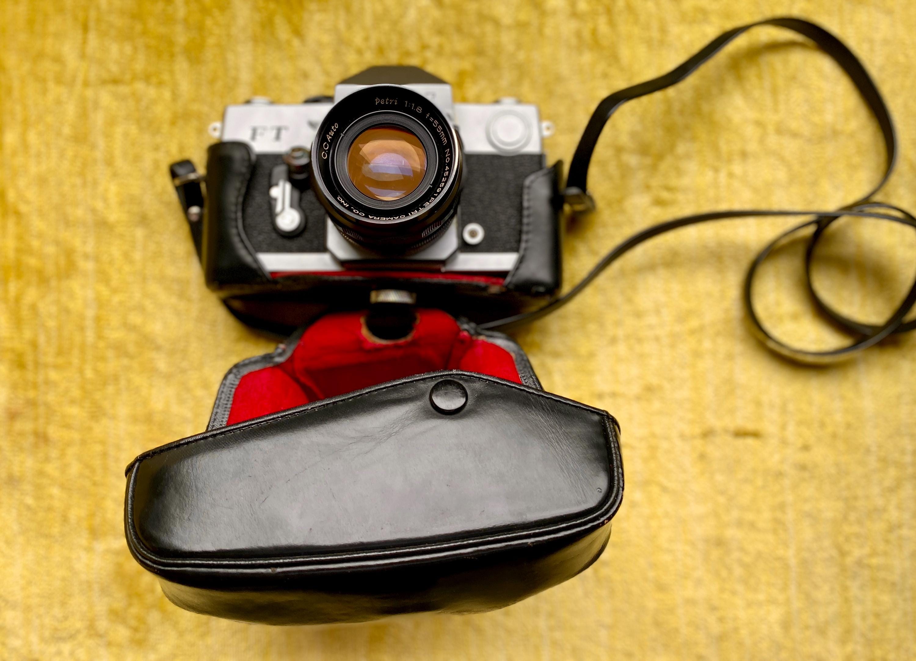 1970年代のヴィンテージ Petri FT 35 mm フィルムカメラ（革製ケース