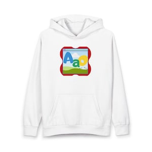 Può includere: Felpa con cappuccio bianca con una grande grafica sul davanti. La grafica presenta una finestra bordata di rosso con le lettere "Aa" in blu e verde e la lettera "o" in giallo, su uno sfondo di cielo e paesaggio.