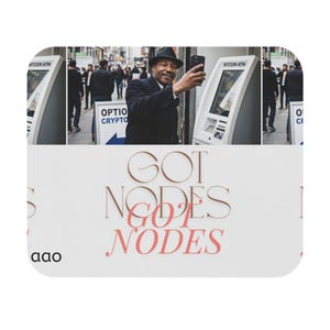 Puede incluir: Un posavasos rectangular blanco con las palabras "GOT NODES" en una mezcla de fuentes marrones y rosas. La parte superior del posavasos presenta una foto de un hombre tomándose una selfie frente a un cajero automático de Bitcoin.