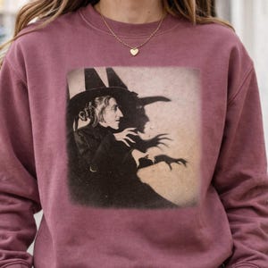 Felpa vintage con silhouette di strega, girocollo gotico per Halloween, comodo pullover con grafica horror