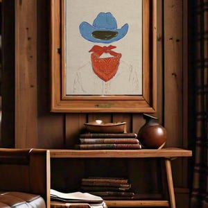 Könnte beinhalten: Eine gerahmte Illustration einer Person, die einen blauen Cowboyhut und ein rotes Bandana trägt. Der Hintergrund ist eine Holzwand mit einer Leuchte.