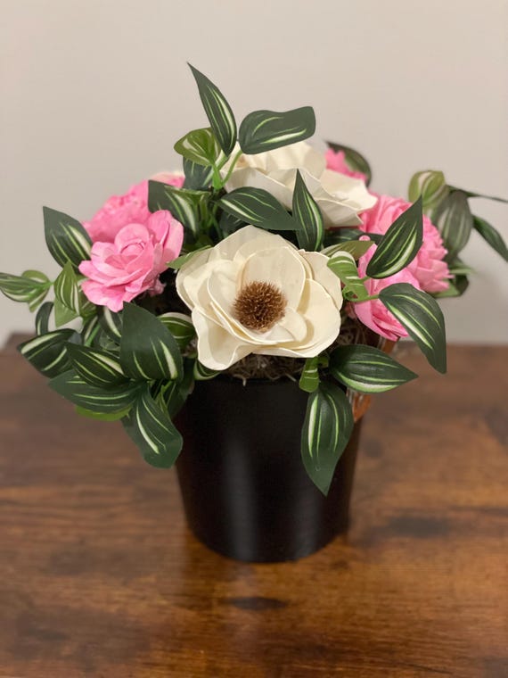 Pretty in Pink! Hand dyed sola wood flowers in a bright pink and white.