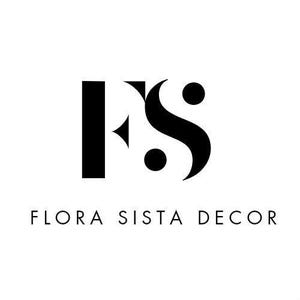 Pode incluir: Logotipo a preto e branco para Flora Sista Decor. O logotipo apresenta as letras "FS" num design estilizado, com as palavras "FLORA SISTA DECOR" escritas abaixo numa fonte limpa e sem serifa.