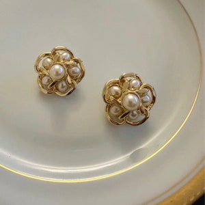 Vintage Gold Blumen Ohrclips mit Perlen – Schicker Retro Schmuck