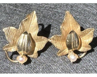 Vtg. 1/20 12 kt Gold Filled Leaf W/ Pearl Earrings with Screw Backs Set