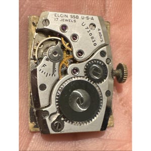 Movimento per orologio da polso vintage Elgin 558 - 17 rubini con quadrante e corona immagine 3