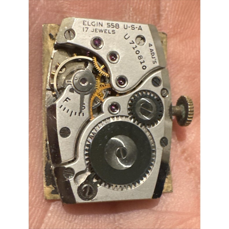 Movimento per orologio da polso vintage Elgin 558 - 17 rubini con quadrante e corona immagine 3