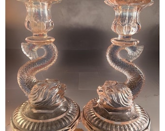 Coppia di candelabri vintage in vetro rosa con design a pesci koi, rari da collezione.