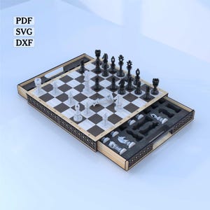 Könnte beinhalten: Ein Schachbrett aus Holz mit einer Schublade zur Aufbewahrung der Figuren. Das Brett ist geöffnet und die Figuren sind in einem laufenden Spiel angeordnet. Die Figuren sind schwarz und weiß und haben ein einzigartiges Design.