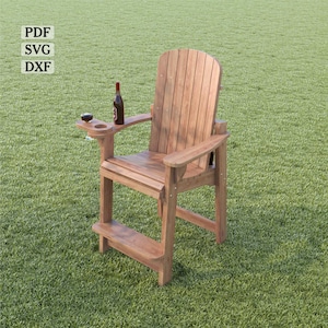 Könnte beinhalten: Ein Adirondack-Stuhl aus Holz mit integrierter Fußstütze und einem Beistelltisch mit Getränkehalter. Der Stuhl ist braun und hat eine natürliche Holzoptik. Auf dem Beistelltisch stehen eine Flasche und ein Glas.