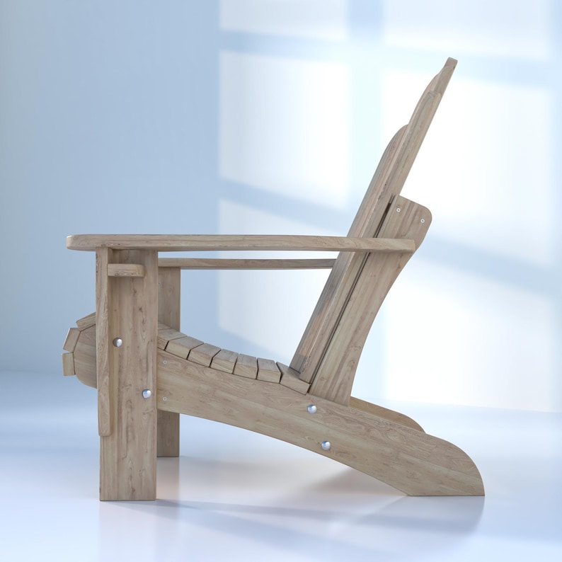 Peut inclure: Une chaise Adirondack en bois avec une finition naturelle. La chaise est faite de lattes et a un dossier haut et des accoudoirs.