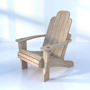 Peut inclure: Un fauteuil Adirondack en bois avec une finition naturelle. Le fauteuil a deux porte-gobelets sur les accoudoirs et un dossier et un si&egrave;ge &agrave; lattes.