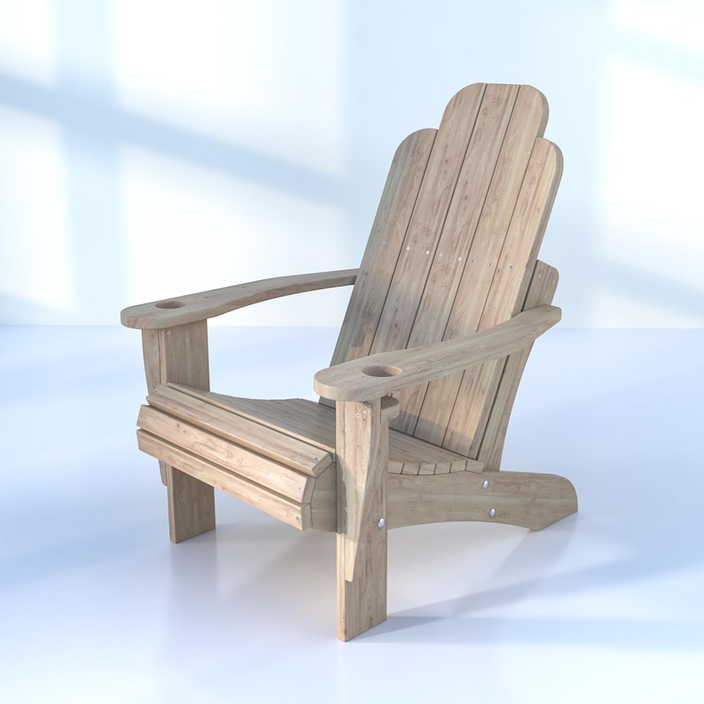 Peut inclure: Un fauteuil Adirondack en bois avec une finition naturelle. Le fauteuil a deux porte-gobelets sur les accoudoirs et un dossier et un si&egrave;ge &agrave; lattes.