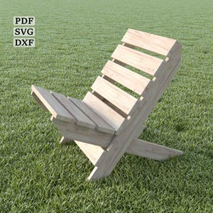 Puede incluir: Una silla plegable de madera con respaldo y asiento de listones. La silla está hecha de madera natural y tiene un aspecto rústico. Está sentada en un césped verde.