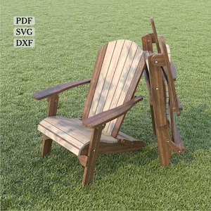 Op de afbeelding: Een houten Adirondack-stoel met een natuurlijke houten afwerking, met een lattenrug en zitting en brede armleuningen. Daarnaast is een bijpassende stoel opgevouwen. De tekst "PDF SVG DXF" is inbegrepen.