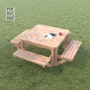 Op de afbeelding: Een vierkante houten picknicktafel met vier banken. De tafel is gemaakt van lichtbruin hout en heeft een natuurlijke afwerking. De banken zijn ook gemaakt van lichtbruin hout en hebben een natuurlijke afwerking. De tafel staat op een groen gazon.