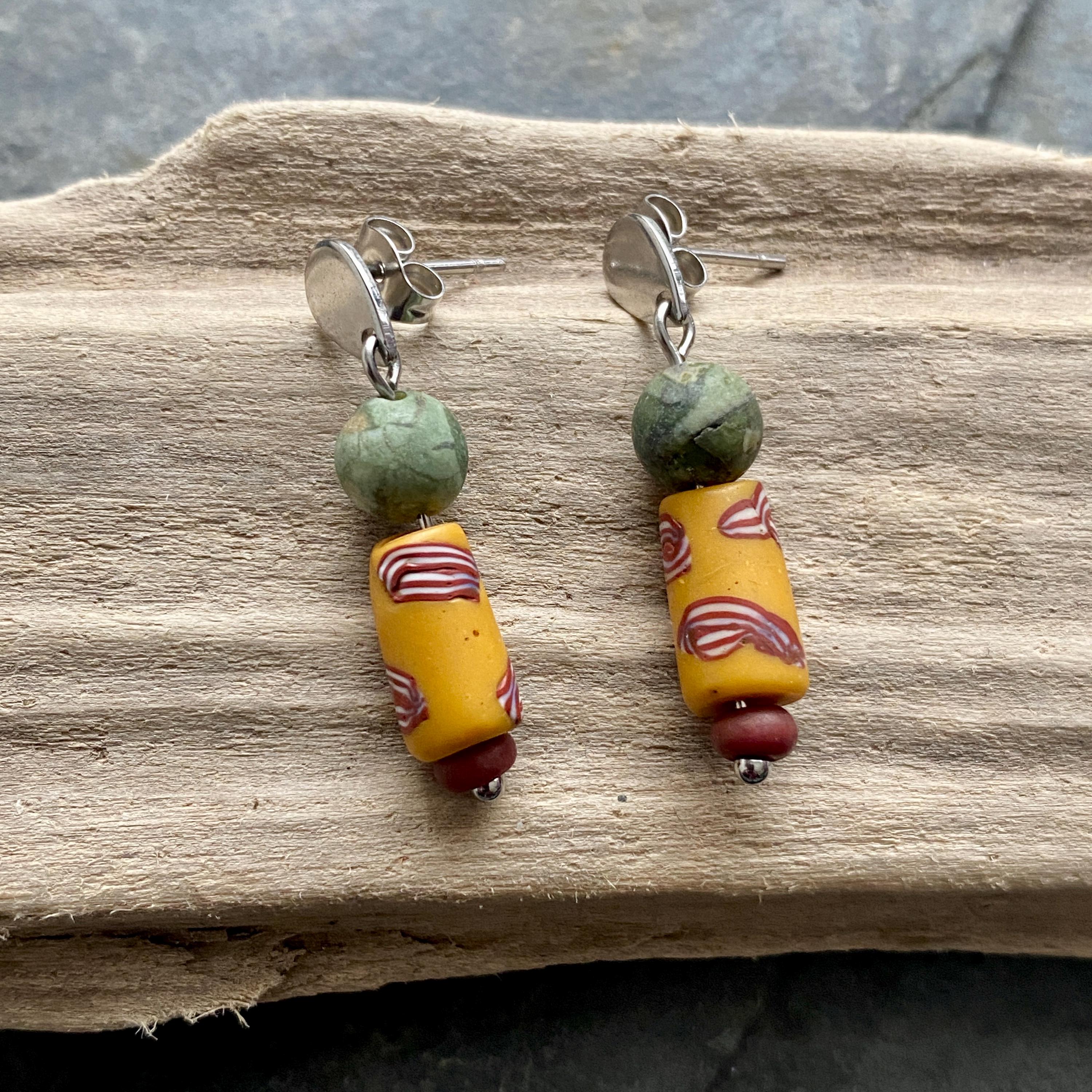 Boucles D'oreilles Percées Tombantes – Grosses Perles Bleu Et Jaune – Style Rétro, Référence 5337 – Occasion