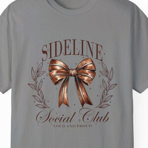 Brooke und Bär Sideline Social Tee, Fußball Sideline Social Club T-Shirt, Fußballsaison Shirt, Fußball Mama, Mutter, Bleacher Gesellschaft