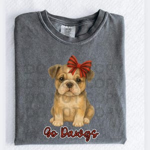 Camiseta juvenil de Brooke and Bear Baby UGA con lazo, camiseta infantil con la mascota de la Universidad de Georgia en colores cómodos, Go Dawgs, Georgia Bulldogs, fútbol americano de GA