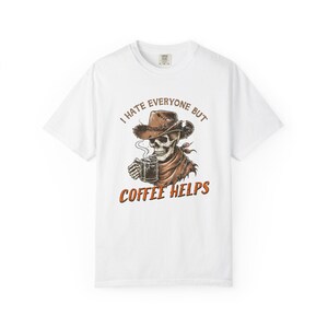 Brooke&Bear Ich hasse alle, Kaffee hilft Unisex Garment-Dyed T-Shirt, Comfort Colors, Kaffeeliebhaber, lustiges Skelett, Cowboyskelett, Kaffee