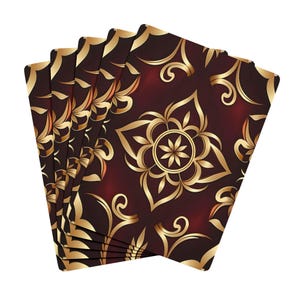Baraja de póker premium de 56 cartas con dorso elegante en rojo y dorado.