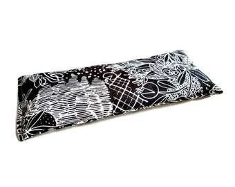 Almohada para ojos de algodón orgánico en blanco y negro, 4 x 9 pulgadas