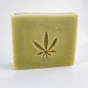 Hennepoliezeep III met korting op kras en deuk met essentiële oliën van lavendel, munt en patchoeli, 4,25 - 5 oz afbeelding 1