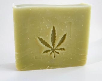 Hennepoliezeep III met korting op kras en deuk met essentiële oliën van lavendel, munt en patchoeli, 4,25 - 5 oz