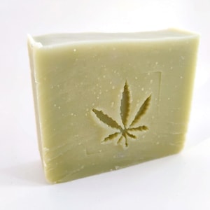 Hennepoliezeep III met korting op kras en deuk met essentiële oliën van lavendel, munt en patchoeli, 4,25 - 5 oz afbeelding 2