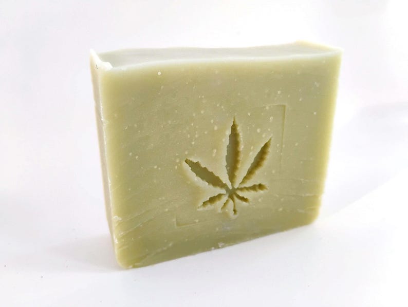 Hennepoliezeep III met korting op kras en deuk met essentiële oliën van lavendel, munt en patchoeli, 4,25 - 5 oz afbeelding 2