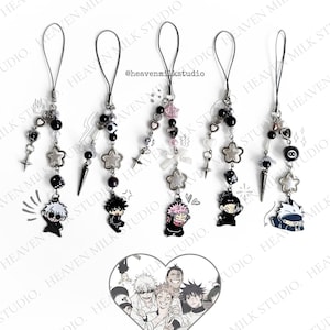 Op de afbeelding: Vijf telefoonhangers met emaille anime-personagehangers, zwarte en witte kralen, stervormige bedels en metalen punten. Elke hanger heeft een zwart koordje. Onder de hangers staat een hartvormige afbeelding met vijf anime-personages.