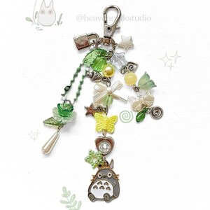 Llavero con cuentas de espíritu del bosque hecho a mano, bonito accesorio inspirado en el anime, regalo estético para fanáticos de los dibujos animados, estilo cottagecore.