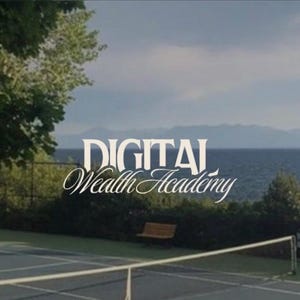 Puede incluir: Una escena al aire libre con una cancha de tenis, red y vegetación circundante. El fondo presenta un cuerpo de agua y montañas. El texto "DIGITAL Wealth Academy" se muestra en blanco.