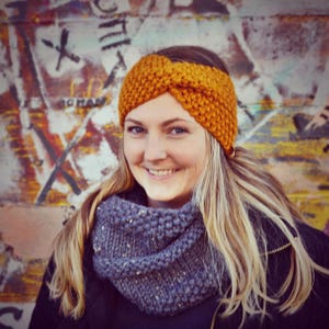 Könnte beinhalten: Eine Frau trägt ein senfgelbes Strickband und einen grauen Strickschal. Das Stirnband ist im Zopfstil und der Schal im Schlupfstil.