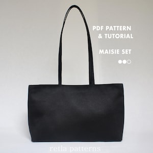 Op de afbeelding: Een effen zwarte tote bag met twee lange schouderbanden. De tekst aan de rechterkant luidt PDF PATTERN & TUTORIAL MAISIE SET, en de tekst onderaan luidt retla patterns. De tas heeft een rechthoekige vorm met een platte bodem en strakke lijnen.