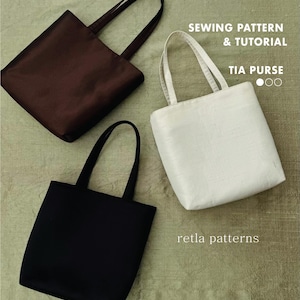 Op de afbeelding: Drie draagtassen in bruin, zwart en wit, elk met twee hengsels. De witte tas bevat de tekst SEWING PATTERN & TUTORIAL TIA PURSE, en in de rechterbenedenhoek staat de tekst retla patterns in een wit lettertype.